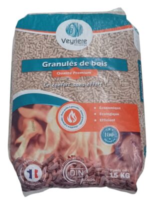 Sac de 15kg de granulés de bois fabriqué en Auvergne Rhône Alpes certifiés Din+ et conditionné en emballage plastique au meilleur prix